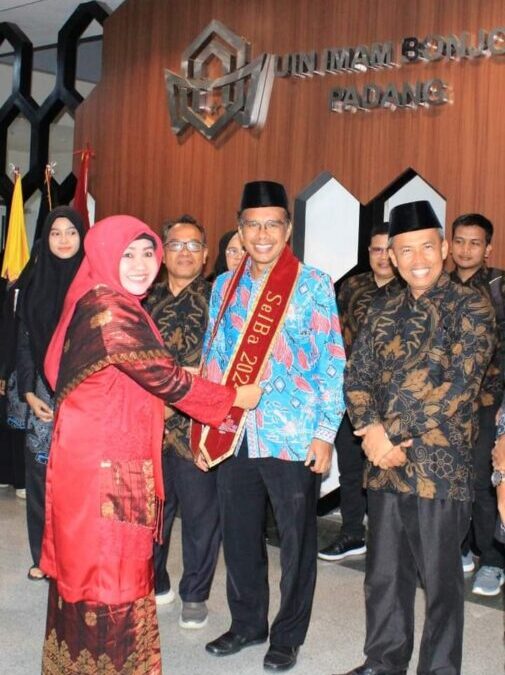 Rektor UIN IMAM BONJOL Padang Prof. Dr. Hj. Martin Kusrati M.Pd Sambut Kontingen UIN MAHMUD YUNUS BATUSANGKAR