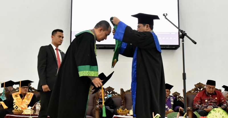 Pertama di PTKN, Dirjen Pendis Kukuhkan Guru Besar Bidang Ilmu Fisika Prof. Dr. Marjoni Imamora, M.Sc