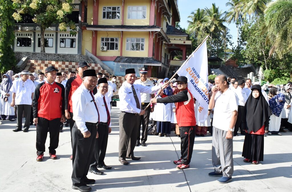 Rektor UIN Mahmud Yunus Batusangkar Resmi Lepas Kontingen PESONA I