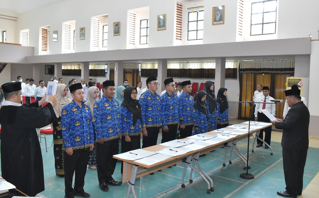 Kapala Biro UAPK UIN MY Batusangkar Lantik 6 Pejabat Fungsional & 9 Orang PNS Diambil Sumpahnya