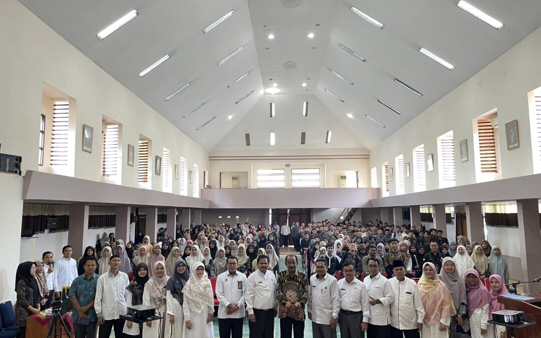 MENGAWALI PERKULIAHAN SEMESTER GANJIL FAKULTAS SYARIAH LAKSANAKAN STUDIUM GENERAL