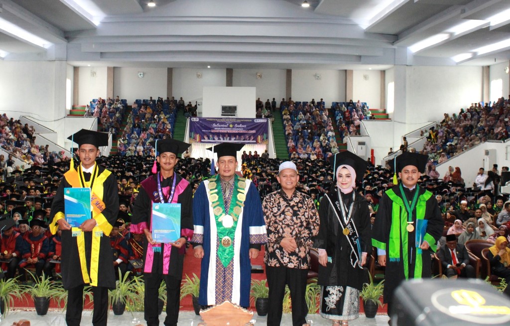 Dukungan Penuh Dari Alumni UIN Mahmud Yunus Batusangkar, 4 Orang Wisudawan Terbaik Terima “Alumni Award”