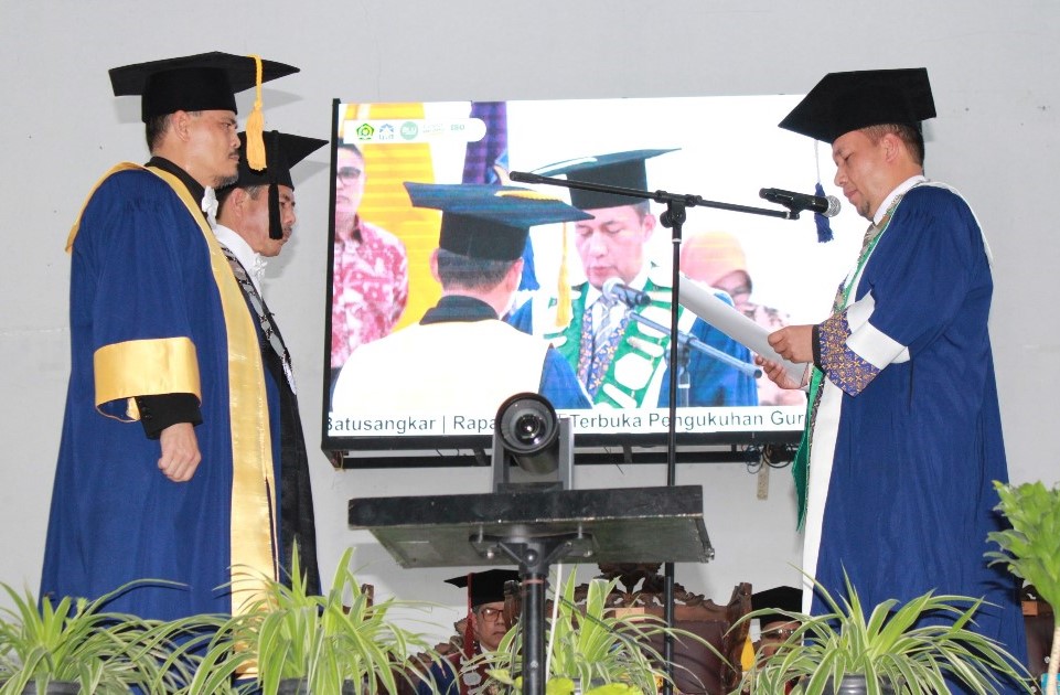 Prof. Dr. Marjoni Imamora, Rektor UIN Mahmud Yunus Batusangkar Kukuhkan Prof. Dr. H. Zainuddin & Prof. Dr. H. Syukri Iska