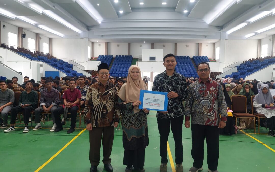 Rektor Serahkan Beasiswa KIP kuliah kepada 300 Orang Mahasiswa