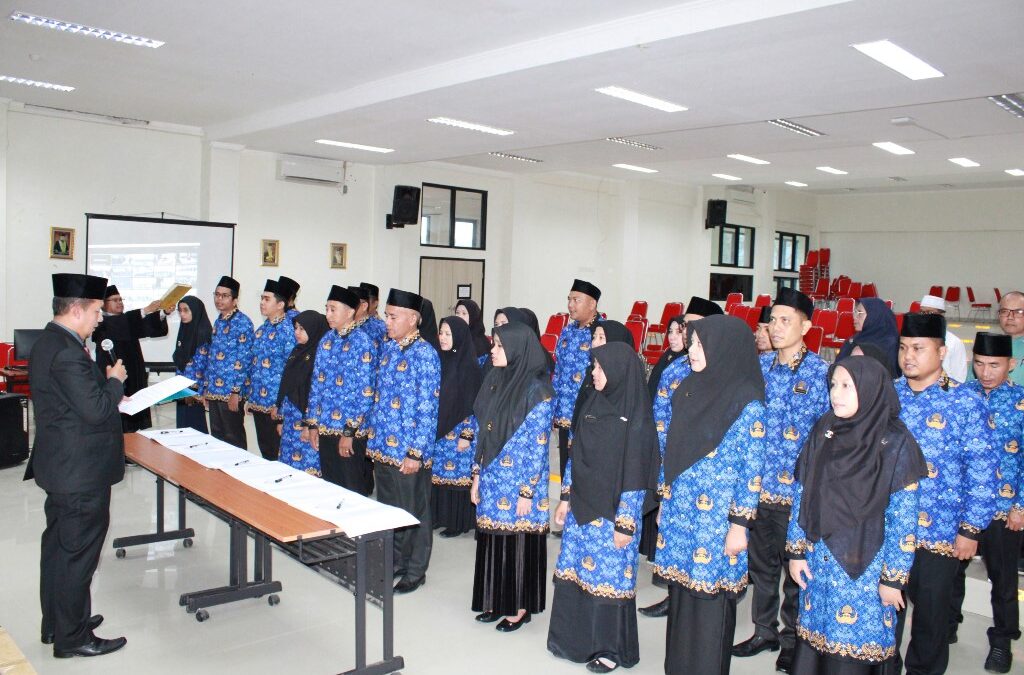 Rektor UIN Mahmud Yunus Batusangkar Serahkan 29 Orang SK PPPK Hasil Optimalisasi Formasi Kemenag Tahun 2022