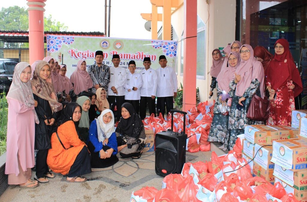 DWP UIN Mahmud Yunus Batusangkar Bagikan Paket Lebaran Kepada Tenaga Administrasi, Para Tenaga Kebersihan, Juru Mudi, Tenaga Keamanan dan Tenaga Teknisi.