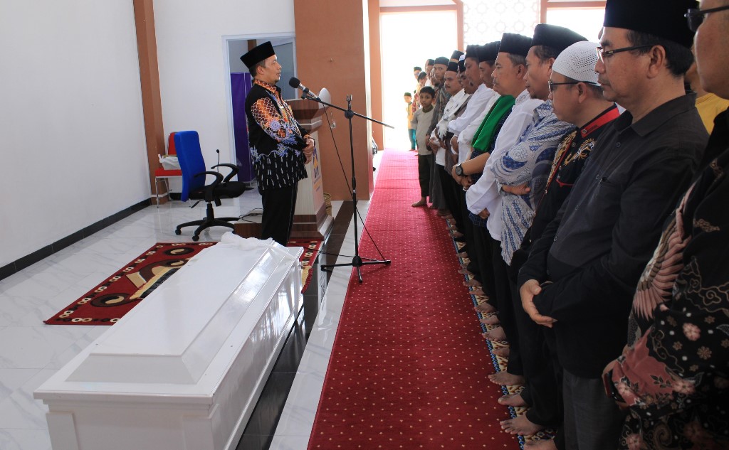 Rektor UIN Mahmud Yunus Batusangkar Lepas Jenazah Dr. H. Soritua Harahap, MM: Kematian Yang Dicemburui Banyak Umat Muslim