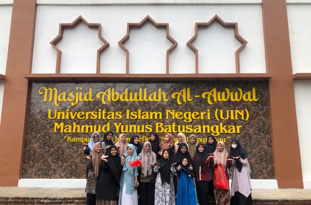 Semangat Berbagi: Dharma Wanita Persatuan (DWP) UIN Mahmud Yunus Batusangkar Bagikan 150 Paket Makan Siang Setiap Jumat