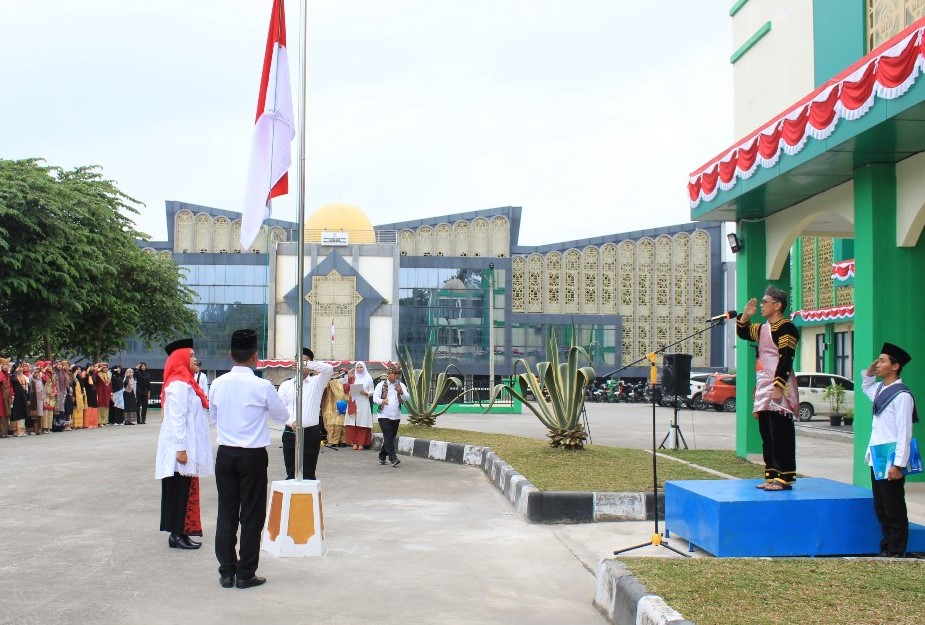 Rektor UIN Mahmud Yunus Batusangkar Pimpin Upacara HUT RI Ke-79, Jadilah Pemberi Manfaat Bagi Orang Lain