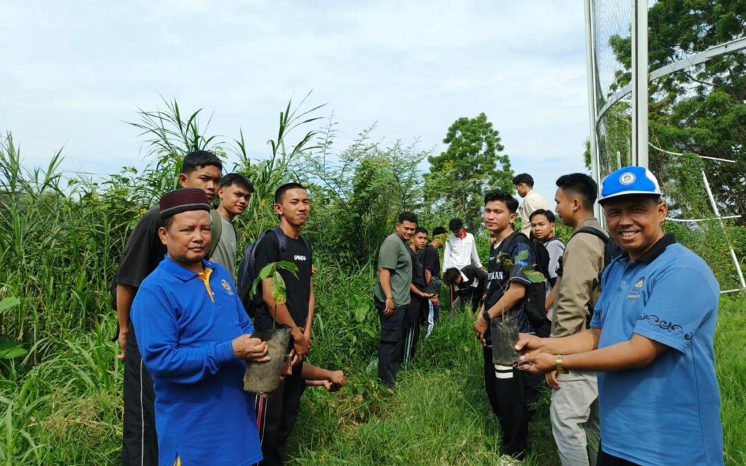 Aksi Peduli Lingkungan, Maba FUAD UIN Mahmud Yunus Tanam Ratusan Bibit Pohon