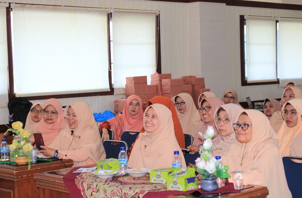 Dorong Kualitas Perempuan dalam Keluarga dan Organisasi, DWP UIN Mahmud Yunus Batusangkar Dapatkan Pembinaan Dari Penasehat DWP Kemenag RI.