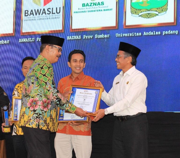 Rektor UIN Mahmud Yunus Batusangkar Raih Penghargaan Bergengsi Pada Ajang Anugerah KPID Sumbar 2024