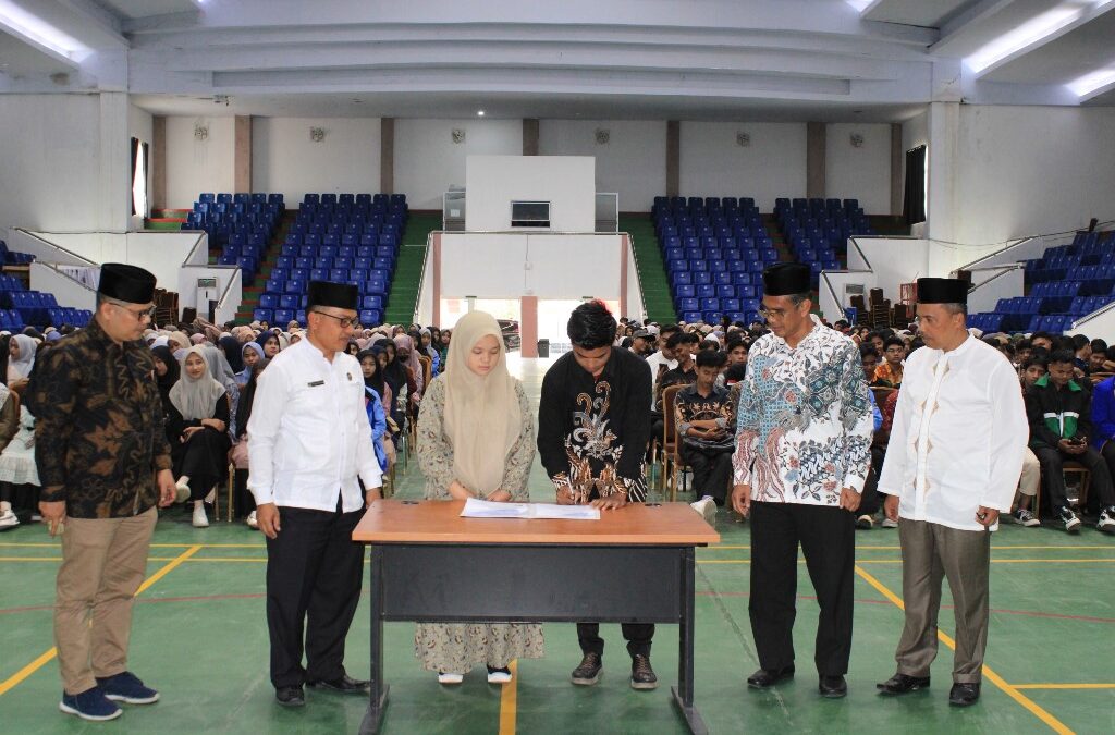Rektor UIN Mahmud Yunus Batusangkar Serahkan Rp.12 Milyar Beasiswa KIP Kuliah