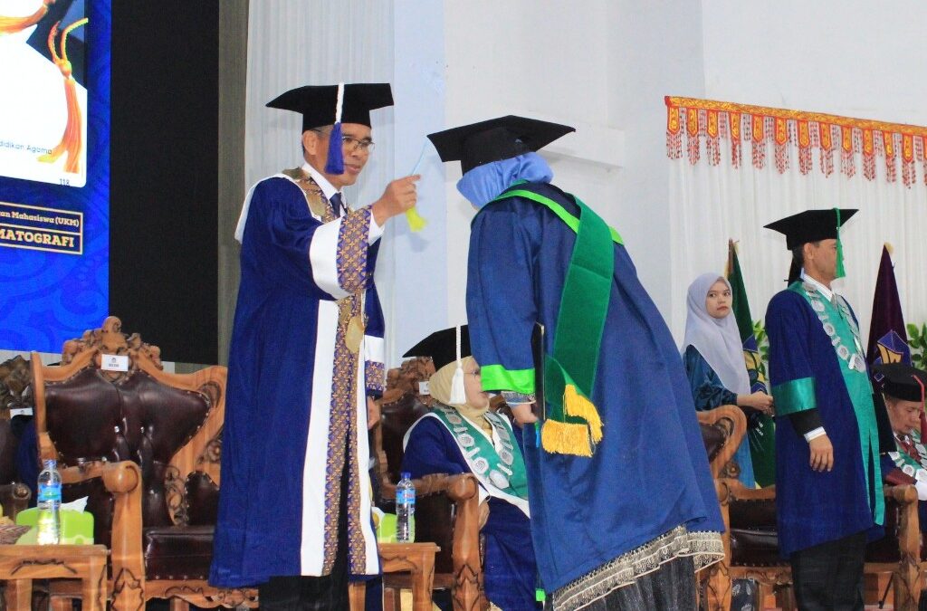 Siap Menuju Fase Baru: Rektor UIN Mahmud Yunus Batusangkar Melantik 797 Wisudawan