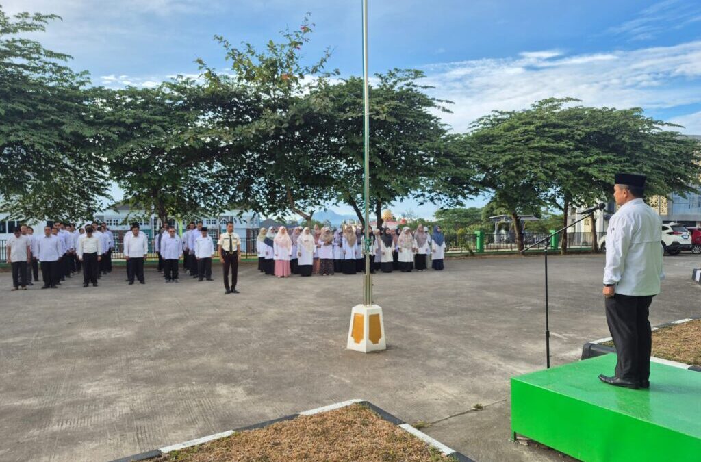 Hari Pertama Bertugas di UIN MY Batusangkar, Dr. H. Yasrizal, MA Langsung Didapuk Jadi Pembina Apel: Tiga Pesan Tegas untuk ASN