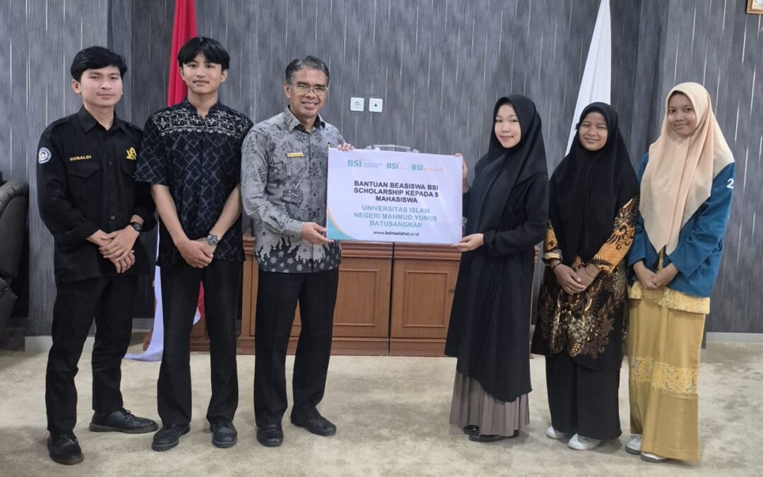 Rektor UIN Mahmud Yunus Serahkan Beasiswa BSI Scholarship Afirmasi kepada Mahasiswa