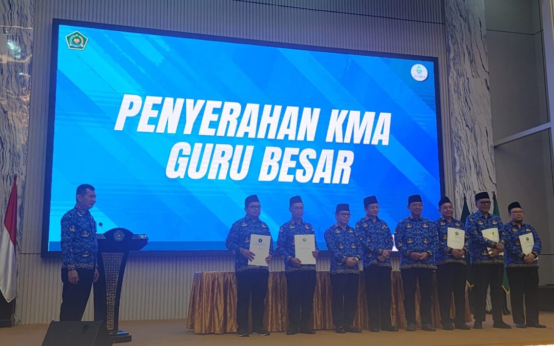 Menteri Agama Serahkan KMA Guru Besar kepada Empat Dosen UIN MY Batusangkar