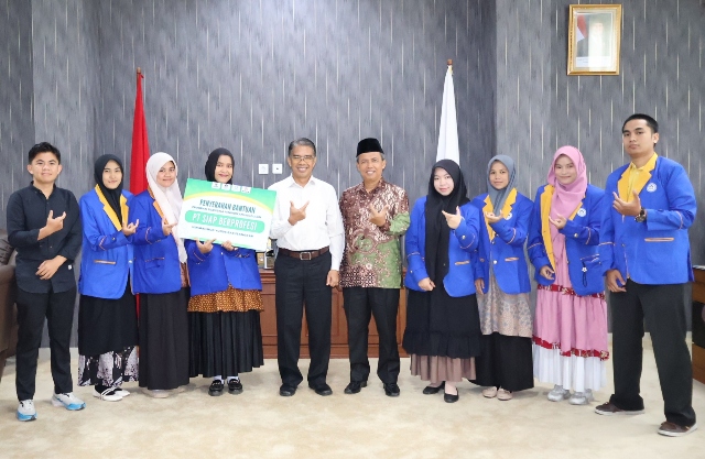 Rektor UIN Mahmud Yunus Batusangkar Serahkan Beasiswa, Pastikan Tak Ada Mahasiswa Terhenti Kuliah Karena Biaya