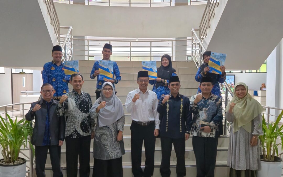 UIN Mahmud Yunus Batusangkar Serahkan 6 SK PPPK Paruh Waktu, Rektor Ajak Tingkatkan Kinerja