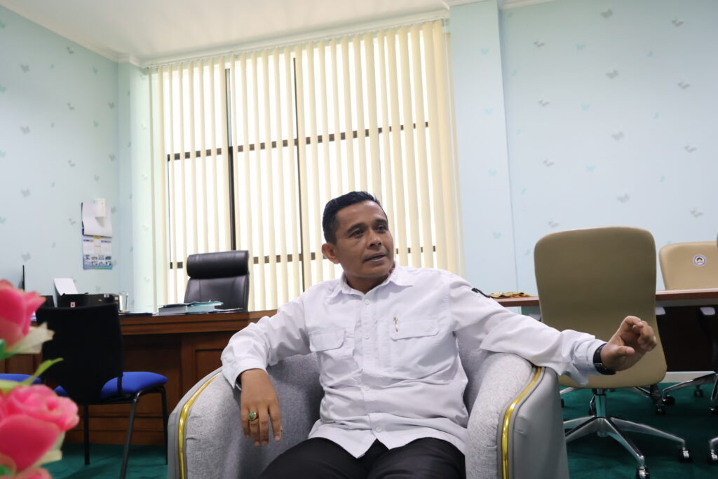 Kepala Biro UAPK, Dr. H. Yasrizal, MA Saat Memberikan Keterangan kepada Wartawan