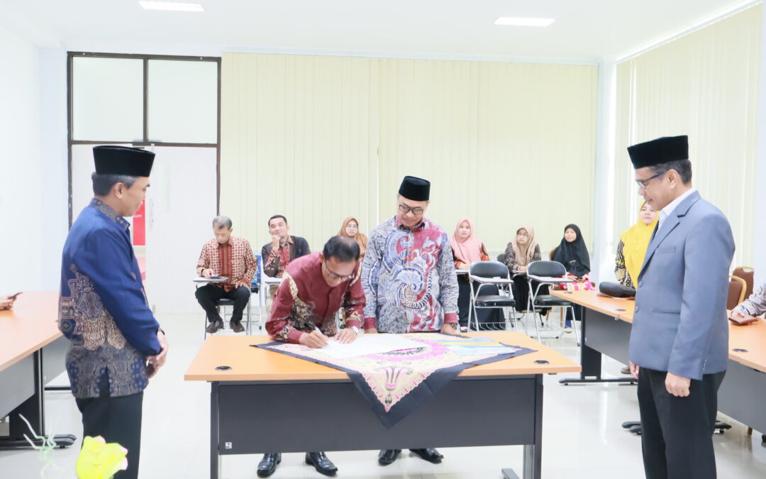 Serah Terima Jabatan Administrator dan Pengawas di Biro UAPK UIN Mahmud Yunus Batusangkar Digelar