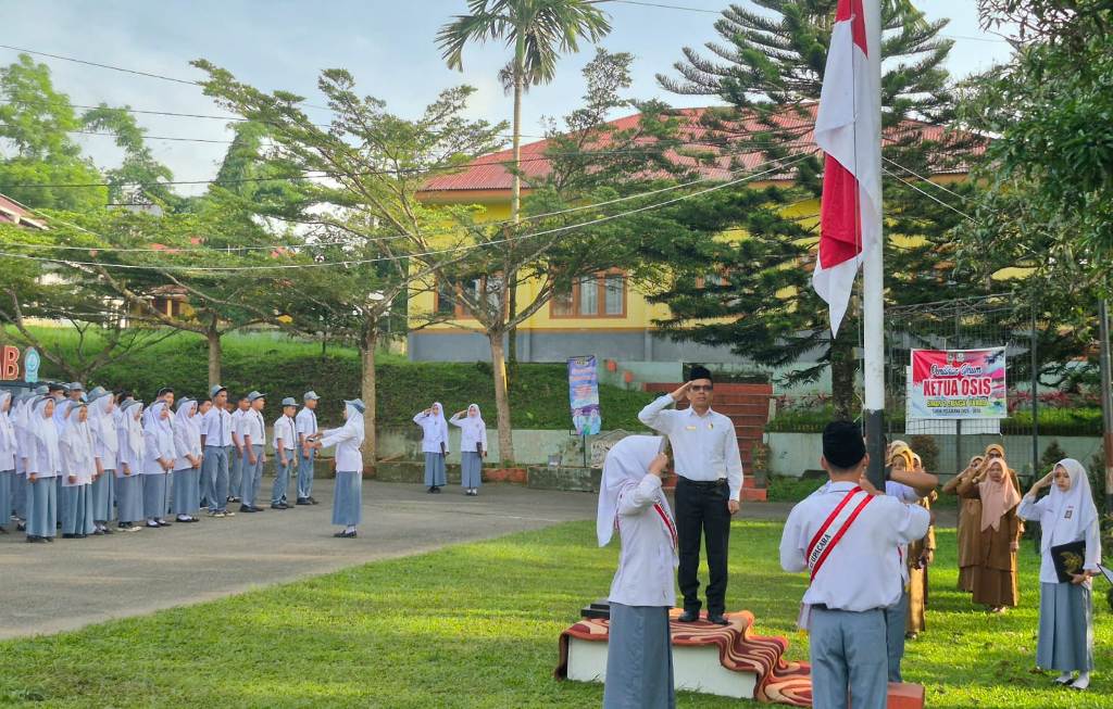 Berikan Motivasi Pendidikan, Rektor UIN Mahmud Yunus Batusangkar Jadi Pembina Upacara di SMA Negeri 2 Sungai Tarab