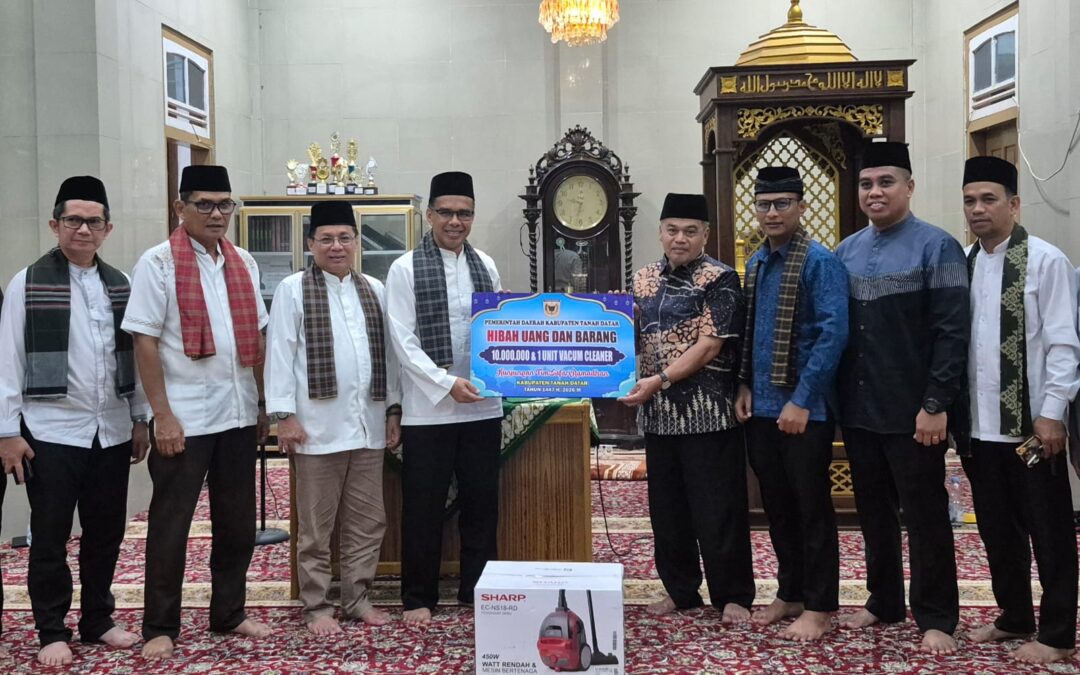 Rektor UIN Mahmud Yunus Batusangkar Pimpinan TIM XI Safari Ramadhan Kabupaten, di Masjid Istiqomah Kec. Sungayang
