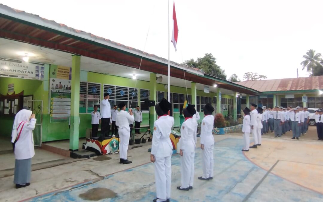 Kuatkan Tekad dan Semangat, Wakil Rektor III UIN Mahmud Yunus Jadi Pembina Upacara di MAN 4 Tanah Datar