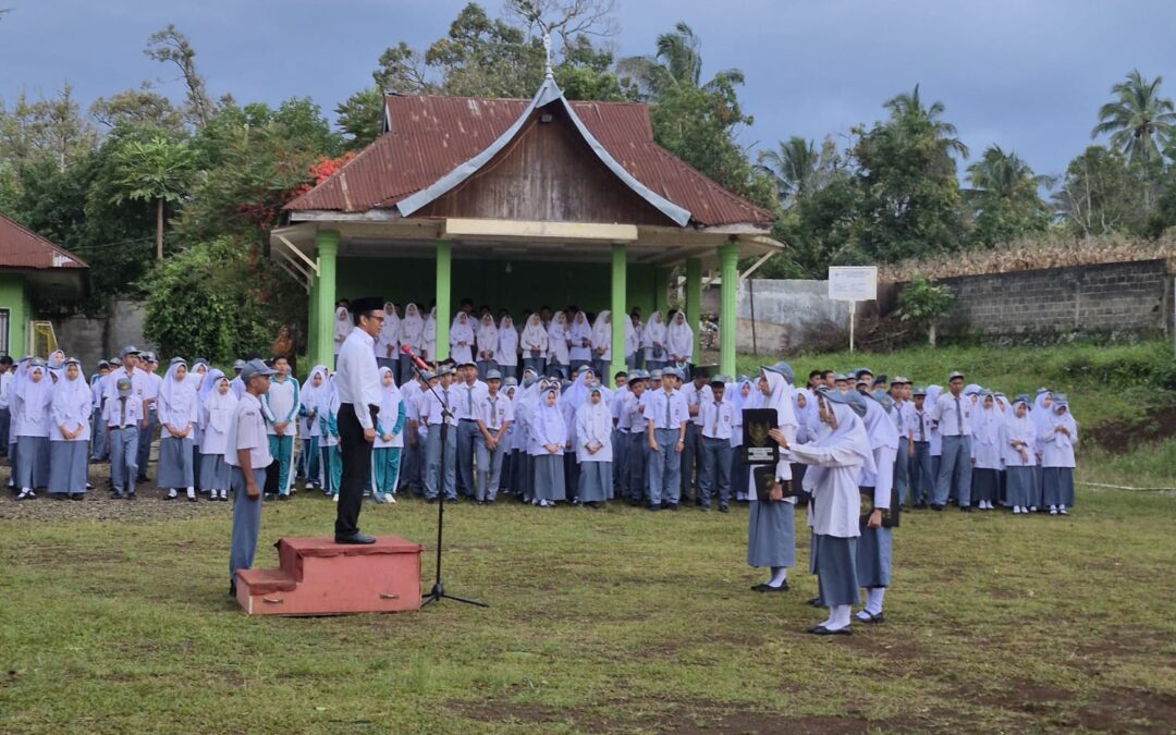 Rektor UIN Mahmud Yunus Batusangkar Ajak Siswa SMA 1 Sungai Tarab Tanah Datar Rancang Masa Depan Sejak Bangku Sekolah