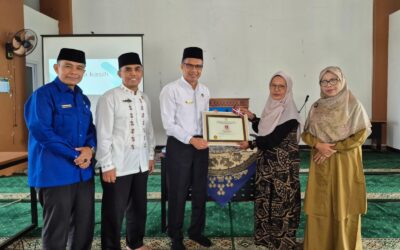 Rektor UIN Mahmud Yunus Batusangkar Serahkan Piagam Purna Bakti kepada Hermayulis Syam