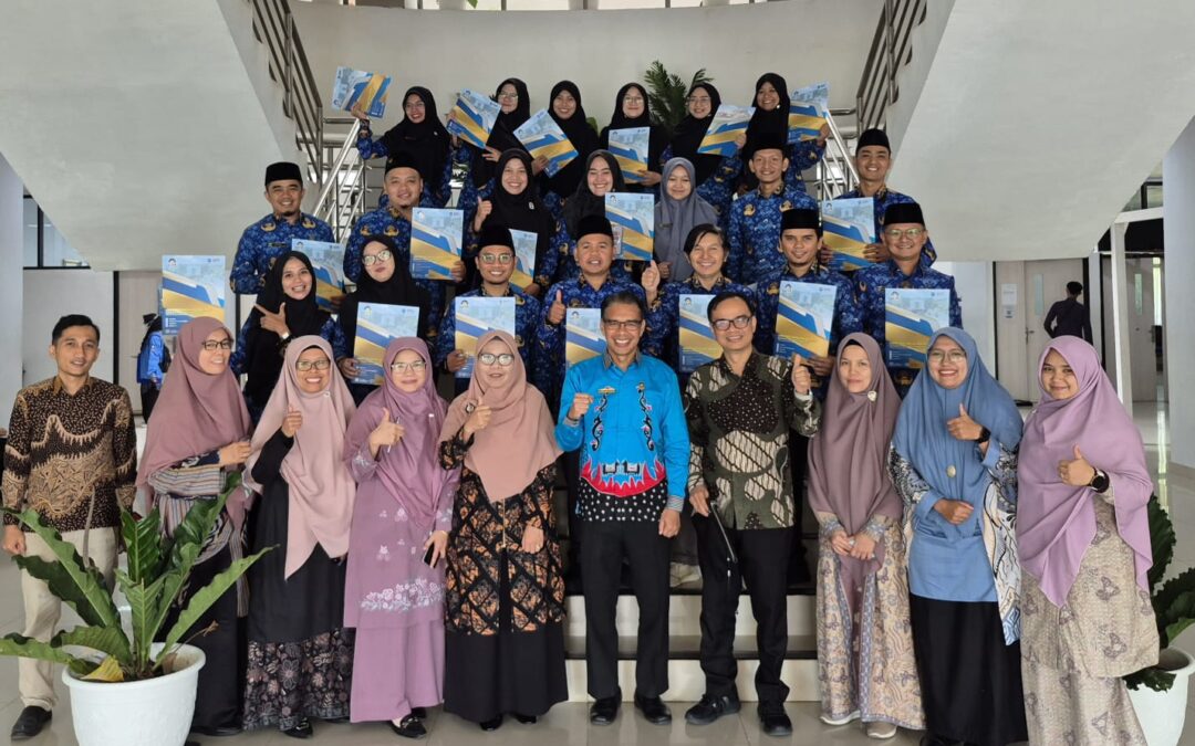 Perkuat Mutu Akademik, Rektor UIN Mahmud Yunus Batusangkar Serahkan Serdos kepada 27 Dosen