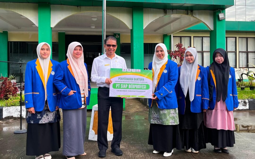 Rektor UIN Mahmud Yunus Batusangkar Salurkan Beasiswa Rp13 Juta untuk Bantu Pembayaran UKT Delapan Mahasiswa