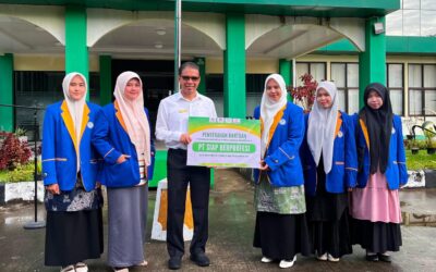 Rektor UIN Mahmud Yunus Batusangkar Salurkan Beasiswa Rp13 Juta untuk Bantu Pembayaran UKT Delapan Mahasiswa