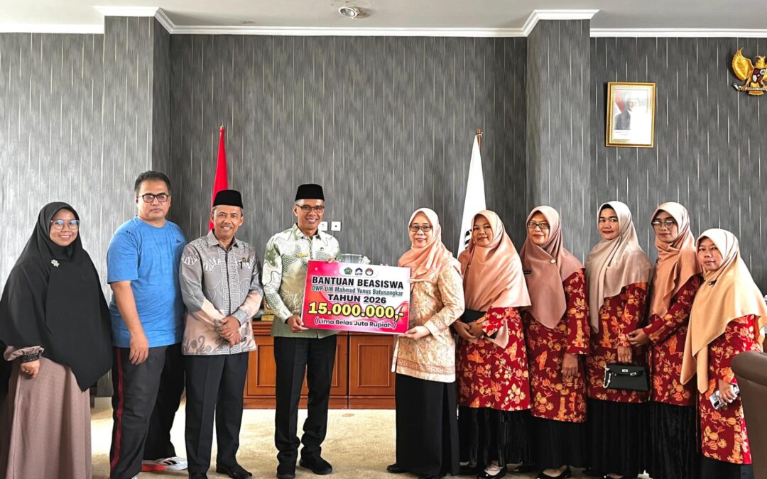 Dharma Wanita Persatuan UIN Mahmud Yunus Batusangkar Salurkan Beasiswa Rp30 Juta untuk Dukung Keberlanjutan Pendidikan Mahasiswa